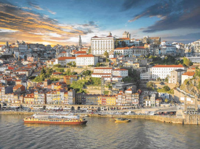 024_Lernidee Reisen_Portugal_Schoene Aussichten Touristik_Die Spirit of Chartwell im Hafen von Porto - Alexi Tauzin fotolia